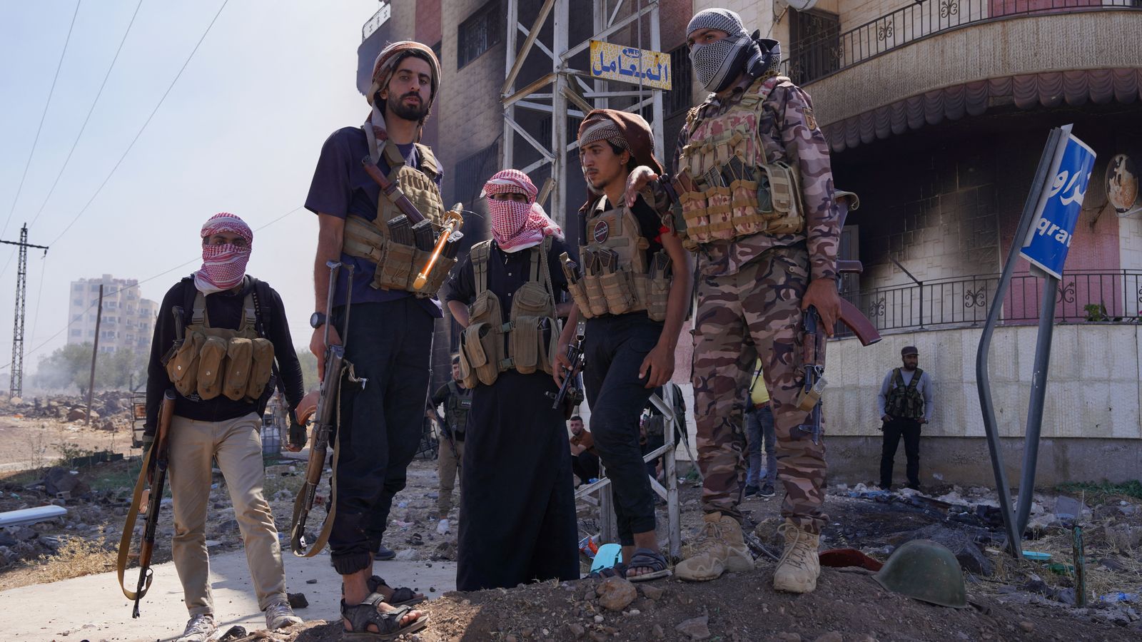 Un grup de beduïns posen a Suwayda després de l'anunci de l'alto el foc