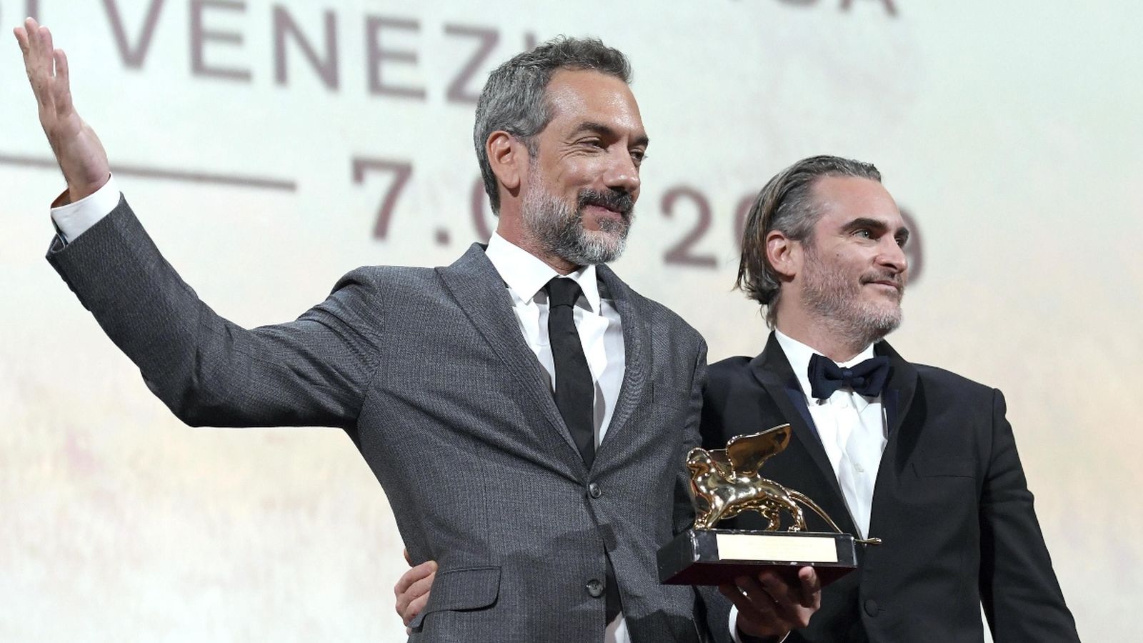 El director Todd Phillips posa amb l'actor Joaquin Phoenix i el Lleó d'Or
