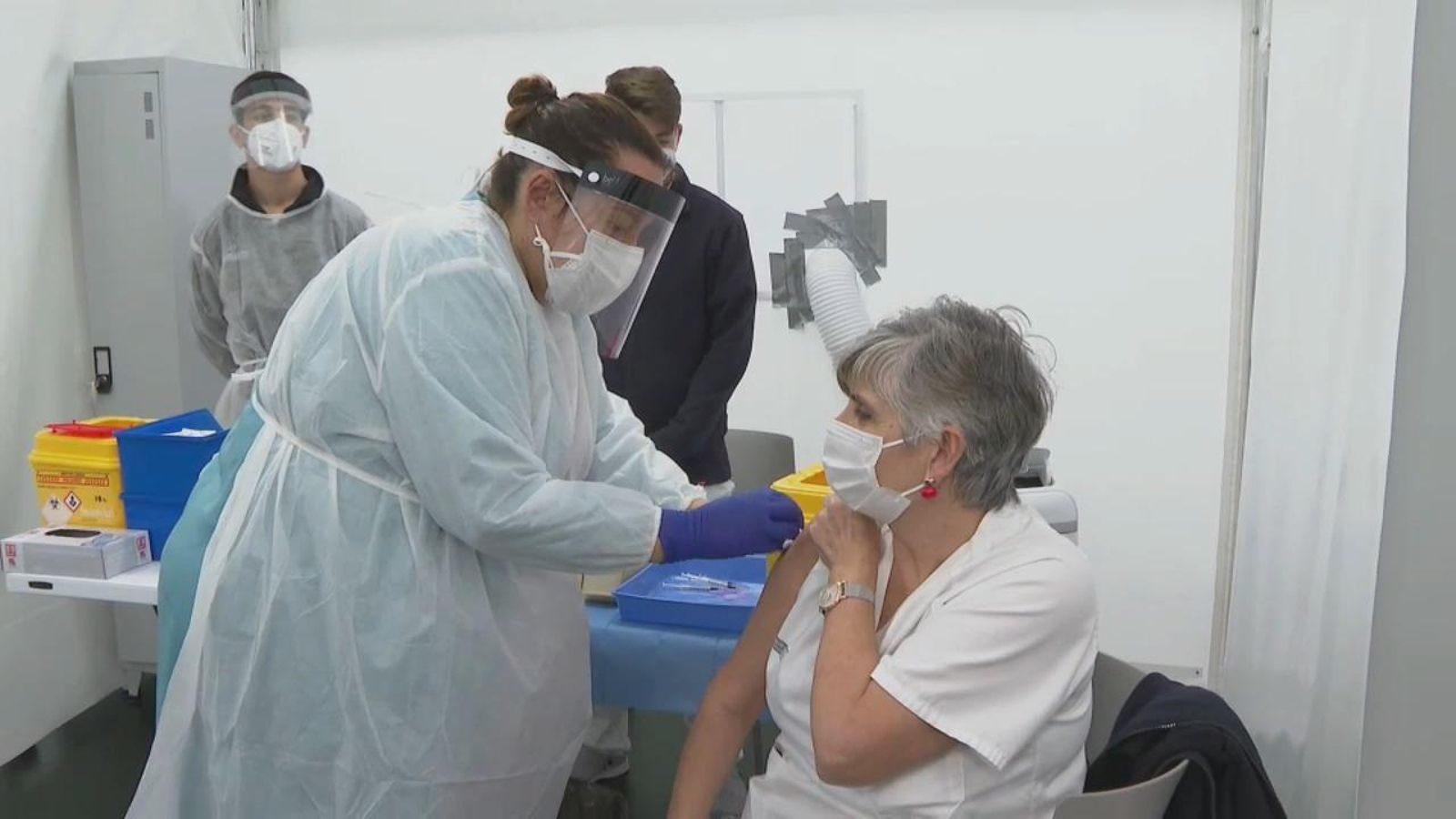 Una infermera posa una vacuna en una imatge d'arxiu