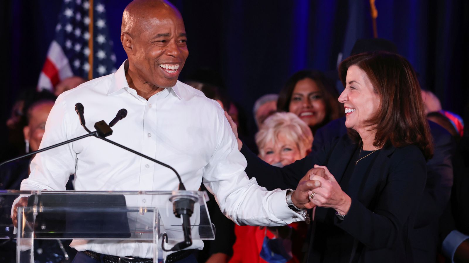 El nou alcalde de Nova York, Eric Adams, junt amb la governadora d'aquest estat, Kathy Hochul