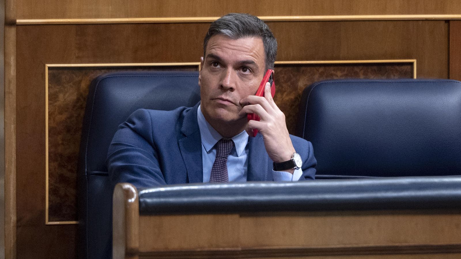 El president del govern, Pedro Sánchez, parlant per telèfon al Congrés
