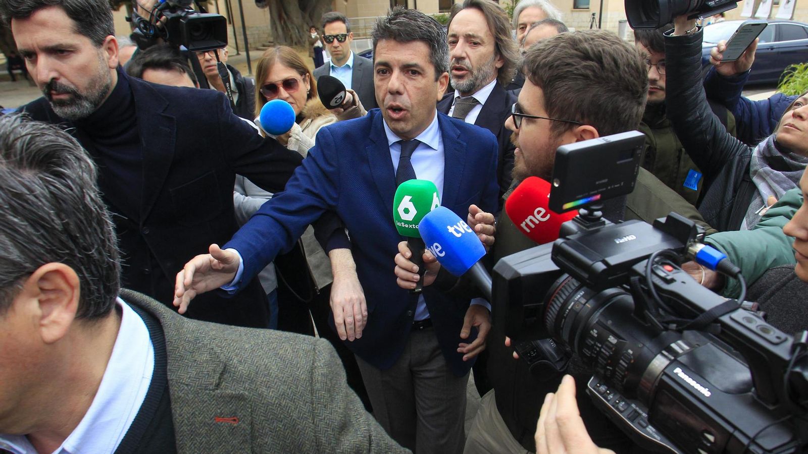 Carlos Mazón arriba escortat a una jornada empresarial en Alacant