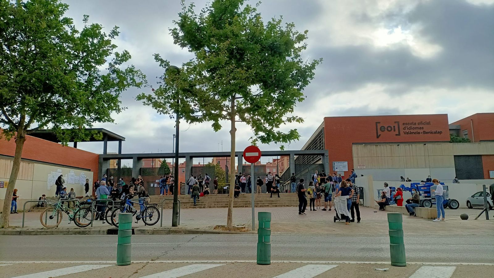 Opositors docents esperant a realitzar la prova a l'Escola Oficial d'Idiomes València-Benicalap