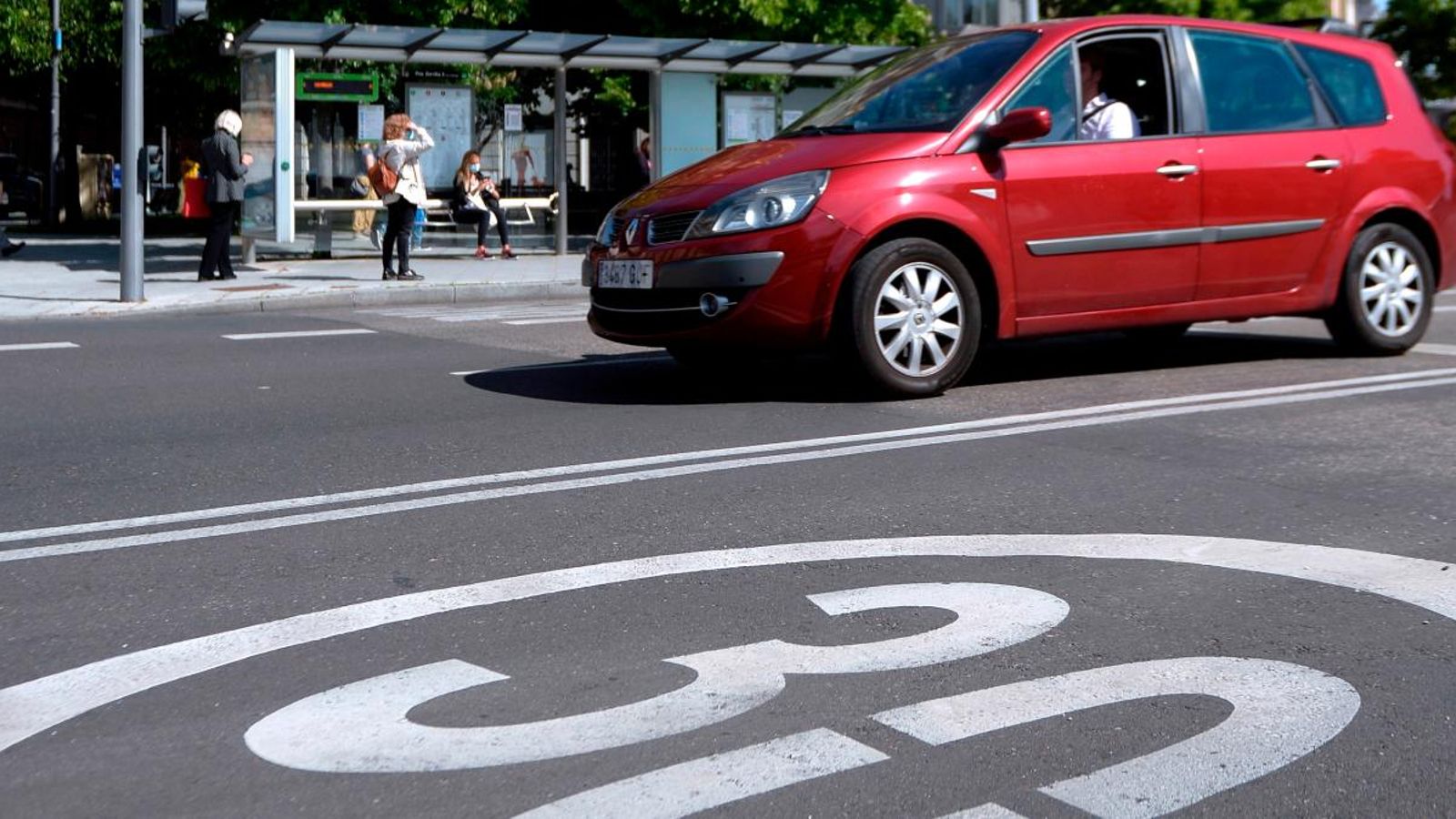 El límit de velocitat serà de 30 km/h en vies d'un únic carril per sentit de circulació