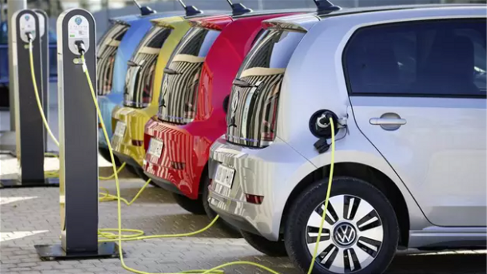 Vehicles elèctrics carregant-se en una imatge d'arxiu / Volkswagen