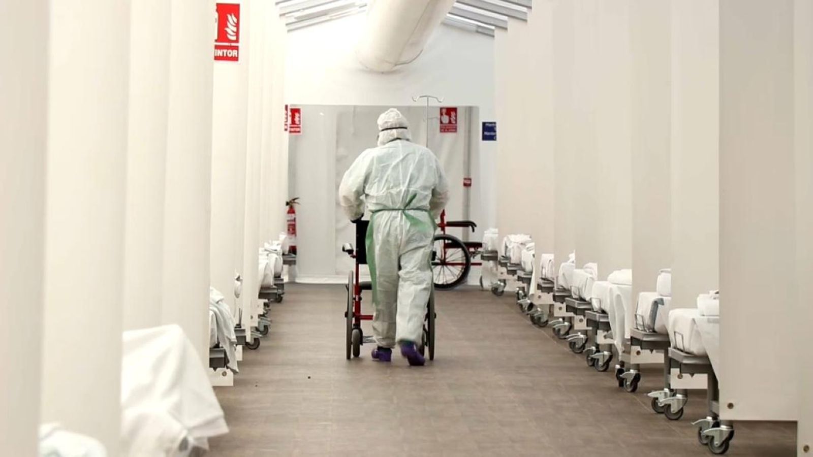 Un sanitari avança per l'interior de l'hospital de campanya habilitat al costat de l'Hospital la Fe de València