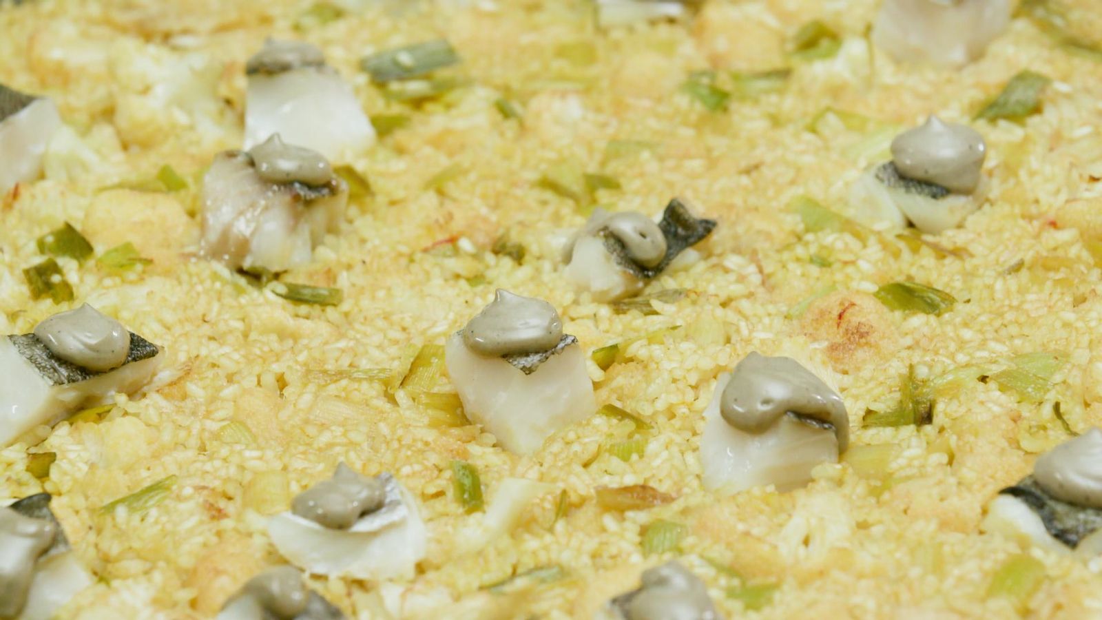 Paella de floricol, alls tendres i abadejo