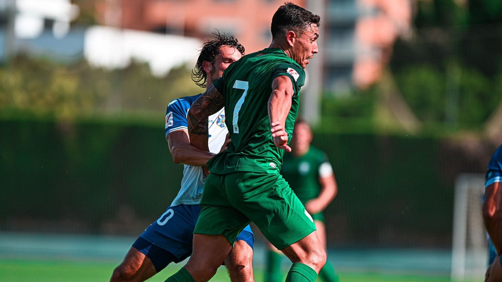 Eze Ponce, en una acció del partit