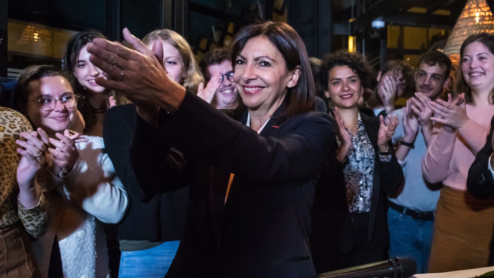 L'alcaldessa de París, Anne Hidalgo, aplaudeix després de l'anunci dels resultats de les primàries del partit socialista francés a París / Christophe Petit Tesson (Efe)
