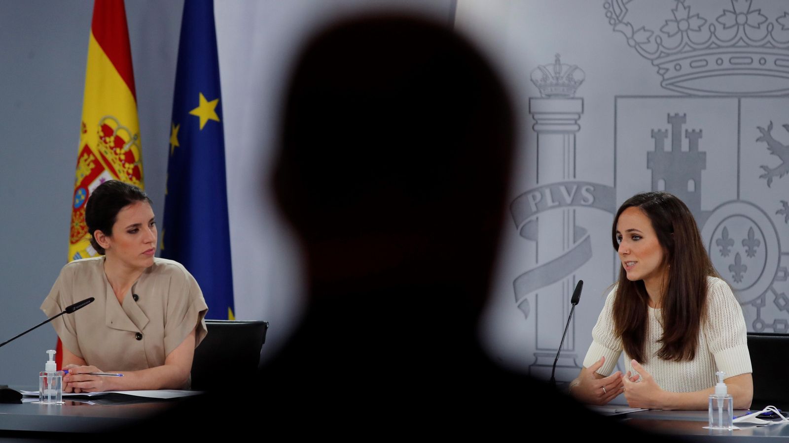 La ministra d'Igualtat, a l'esquerra, junt a la responsable de Drets Socials presenten el pla de xoc de les seues àrees