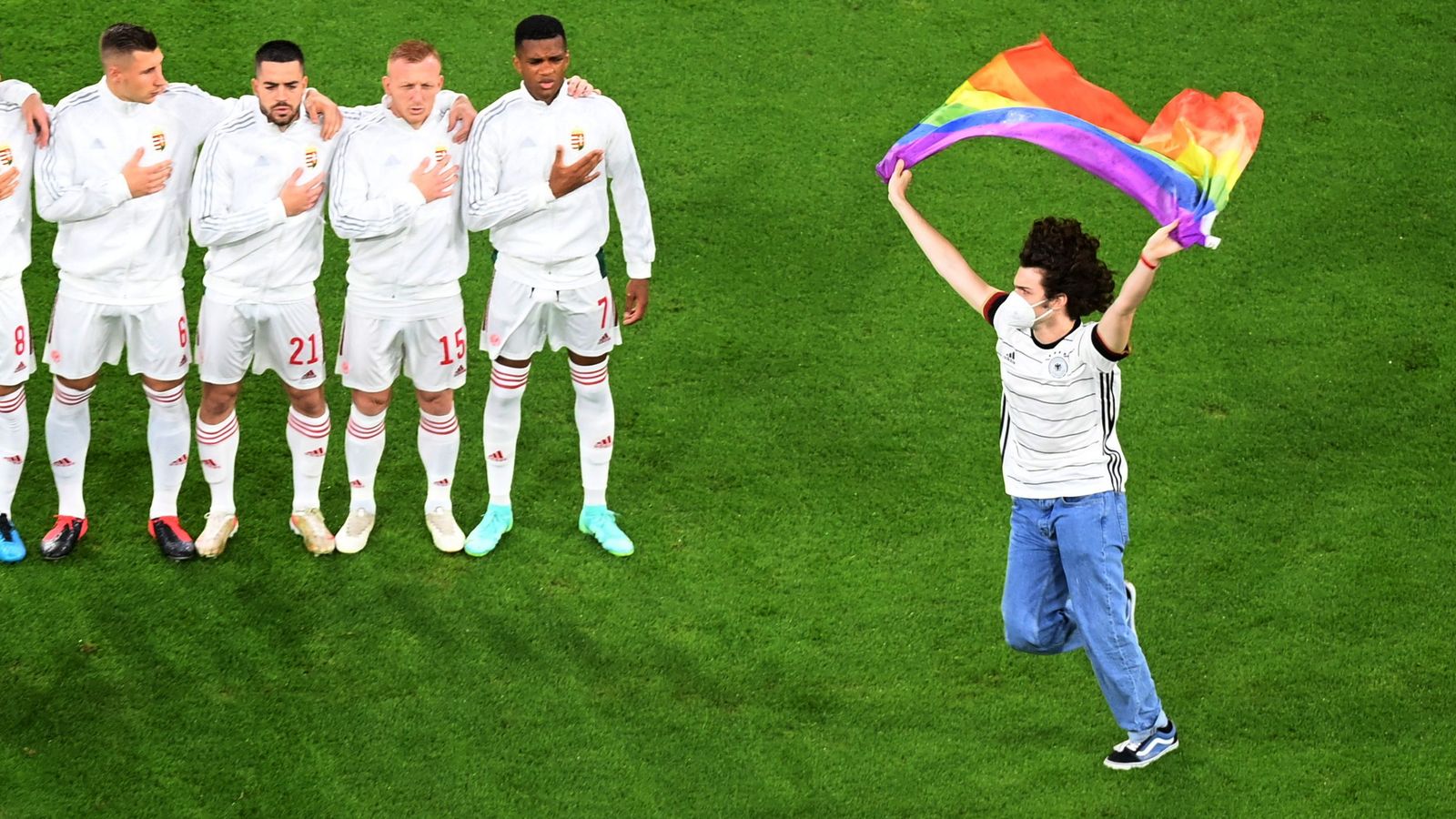 Espontani salta amb la bandera lgtbi durant l'himne hongarés en l'Alemanya-Hongria de l'Eurocopa