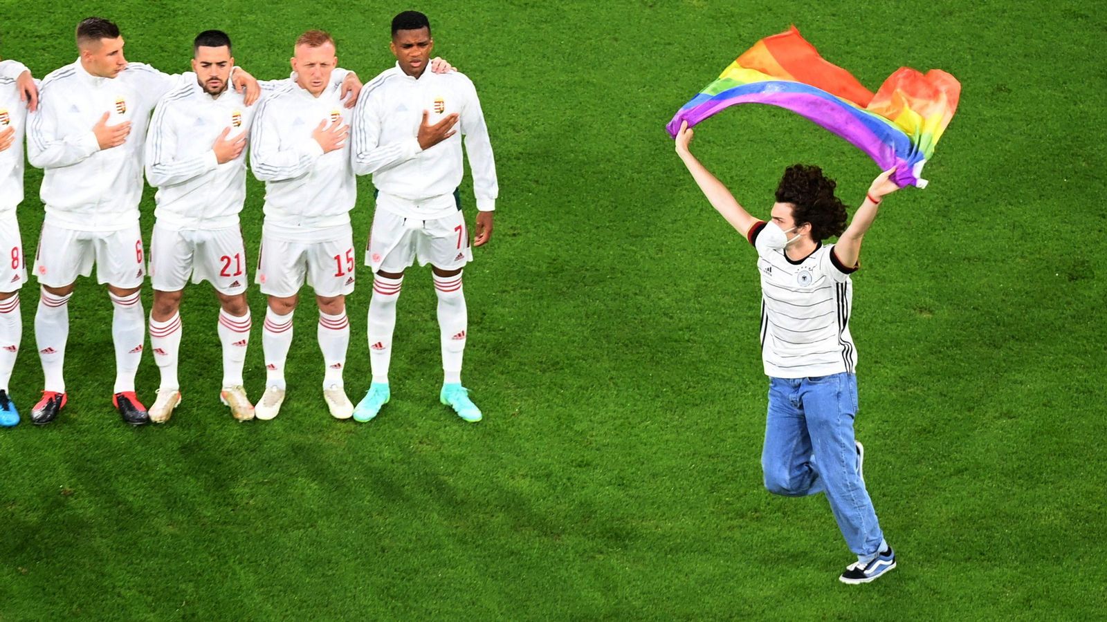 Espontani salta amb la bandera lgtbi durant l'himne hongarés en l'Alemanya-Hongria de l'Eurocopa