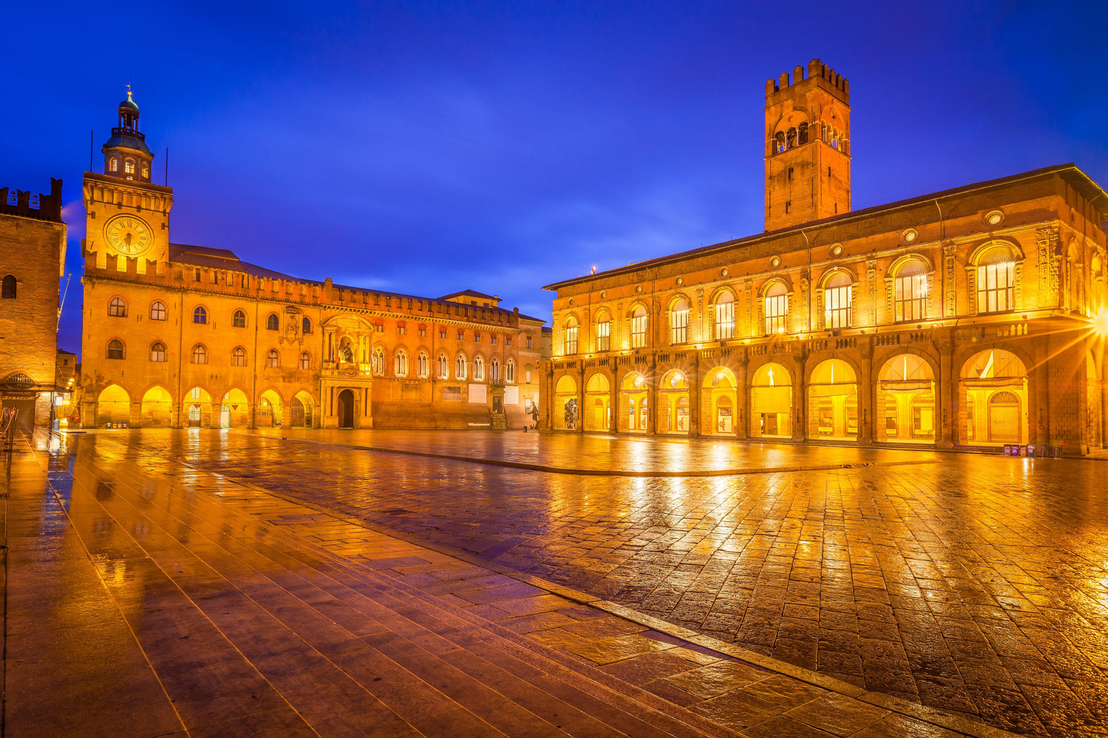 Té 115 metres de longitut i 60 metres d'amplària i està envoltada per els edificis més importants de la ciutat medieval. El més antic és el Palazzo del Podestà.