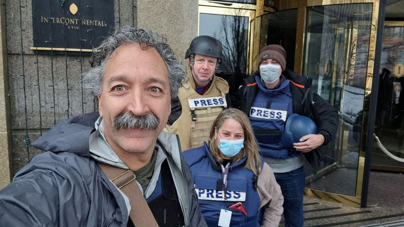 El càmera de Fox News Pierre Zakrzewski posa en un selfie amb els companys Steve Harrigan, Yonat Frilling i Ibrahim Hazboun a Kíiv, Ucraïna