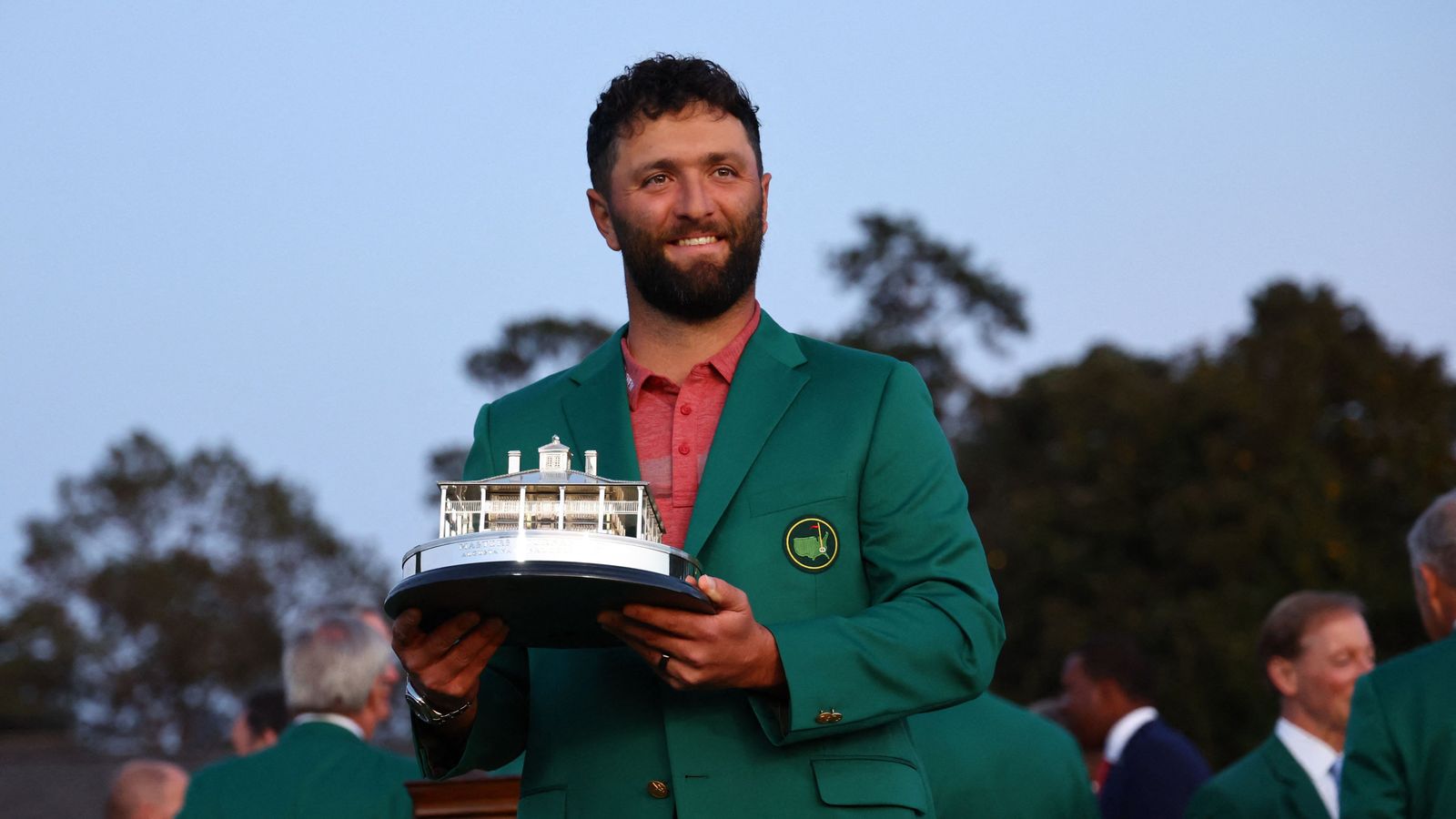 Jon Rahm, amb la Jaqueta Verda i el trofeu de campió