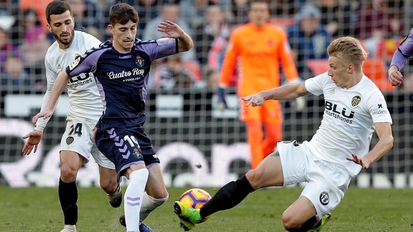 El jugador del València Daniel Wass disputa la pilota amb el davanter del Valladolid Toni Villa