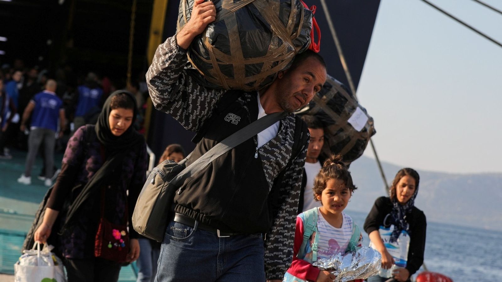 Una família refugiada arriba al port d'Eleusis, a l'Àtica, el 22 d'octubre