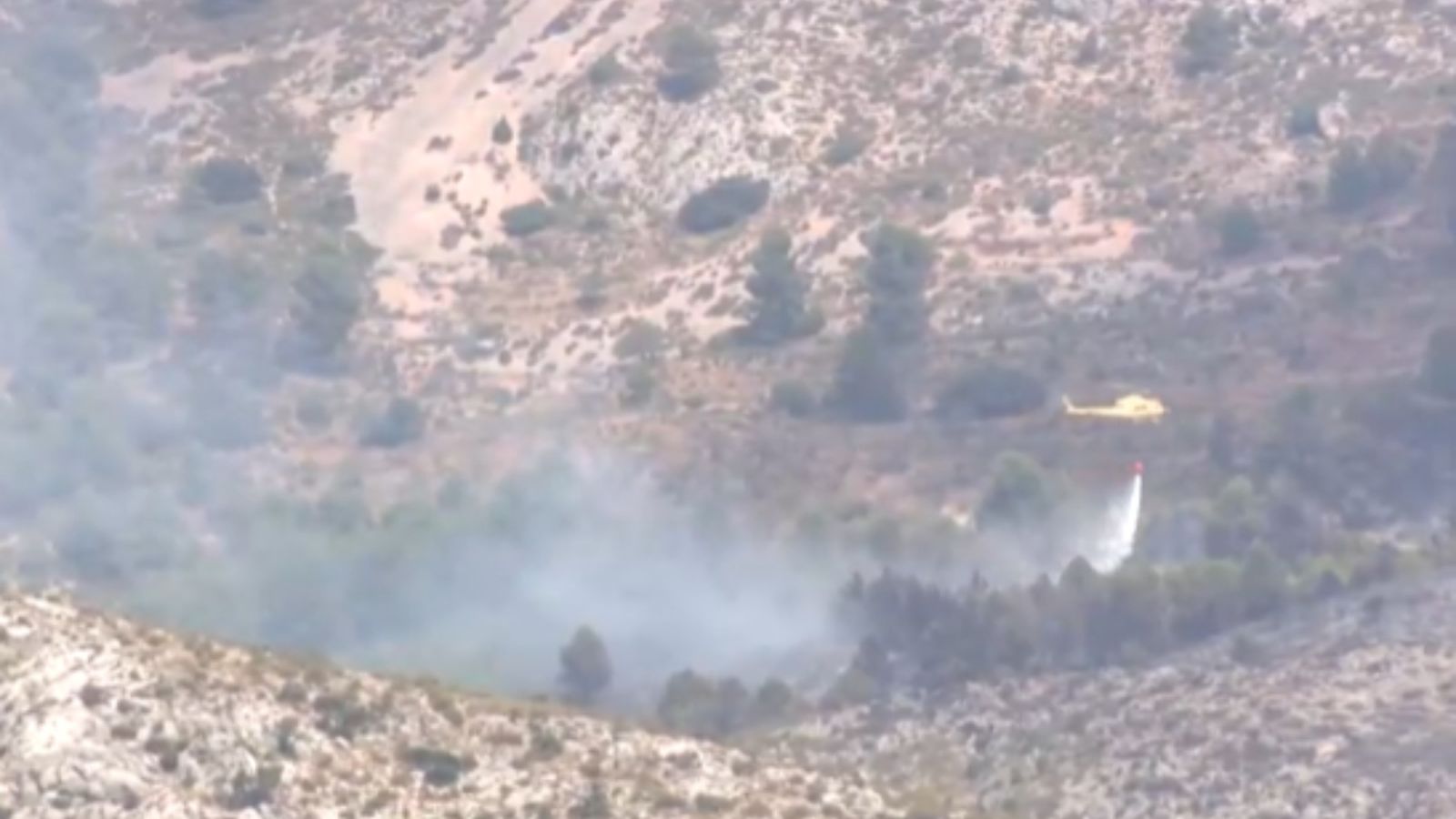 Les tasques d'extinció de l'incendi forestal a Benimantell evolucionen favorablement