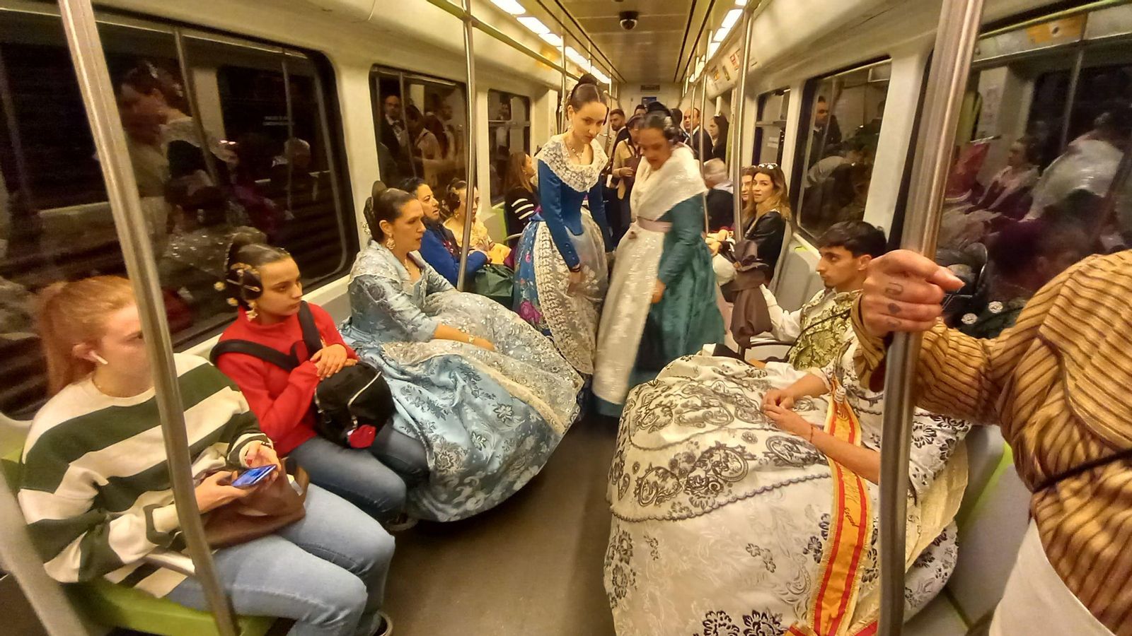 Els metros i tramvies de València i l'àrea metropolitana circularan durant les 24 hores des de divendres