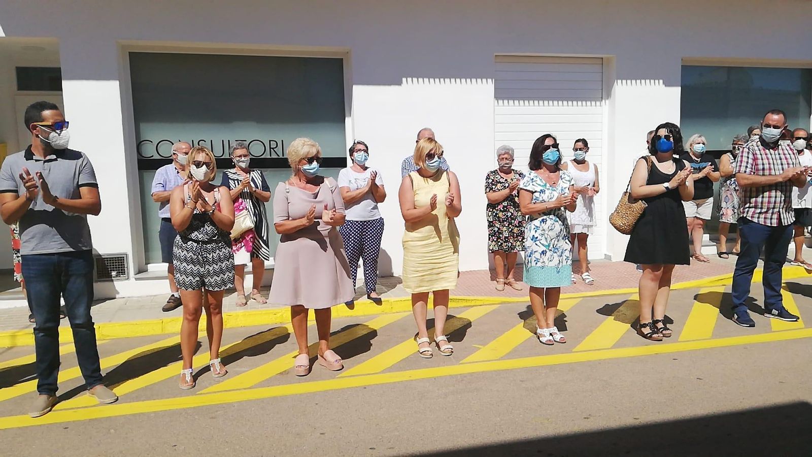Imatge d'arxiu del minut de silenci en homenatge al menor assassinat pel seu pare a Cabanes