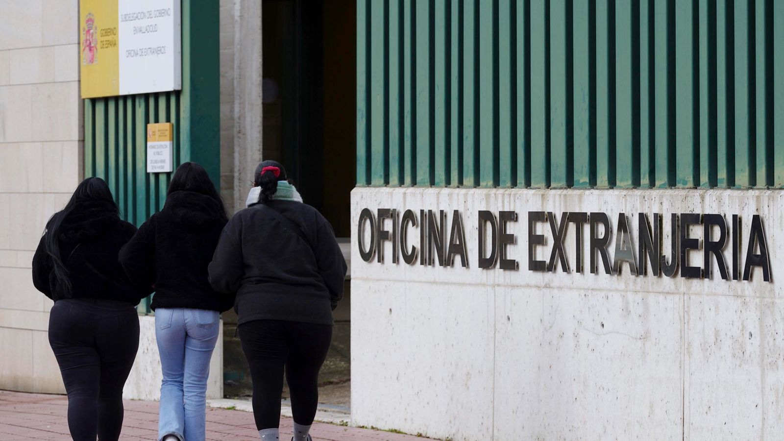Tres dones entren en una Oficina d'Estrangeria, en una imatge d'este dimarts