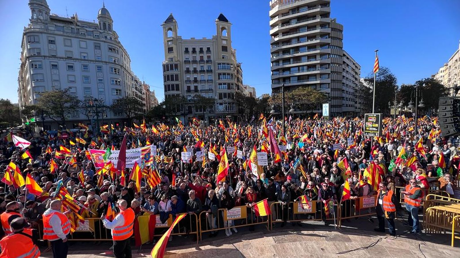Milers de persones es manifesten a València contra l'amnistia