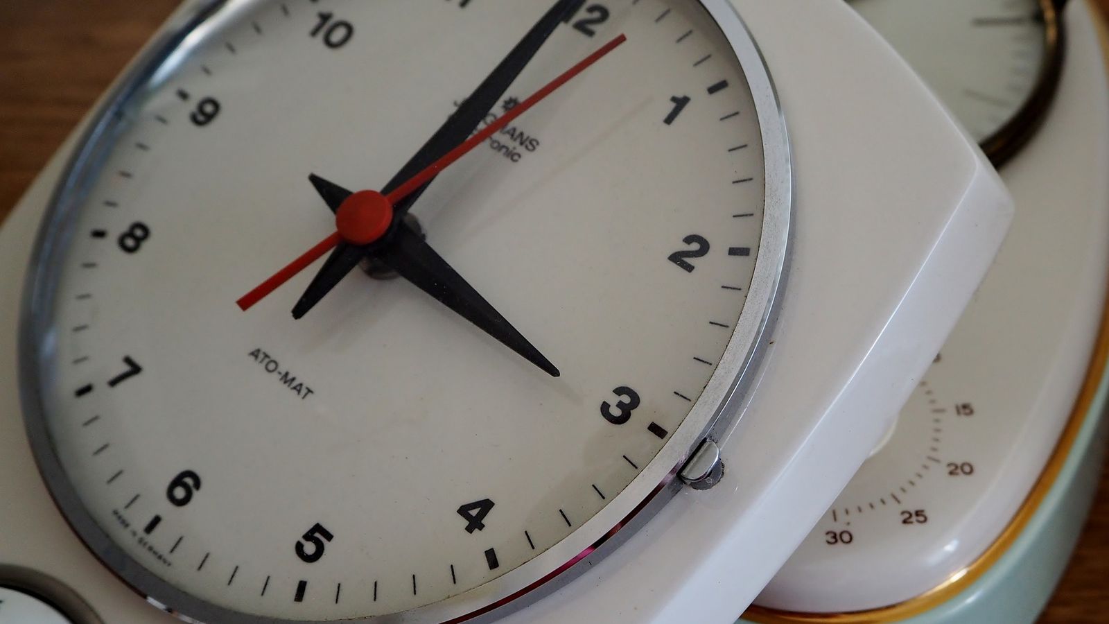 Rellotge analògic que marca les 3:00 h