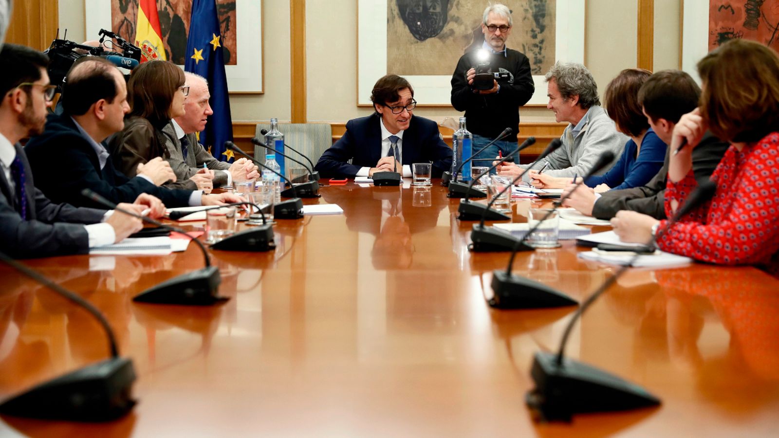 El ministre de Sanitat, al centre, presideix la reunió del comité de seguiment del coronavirus