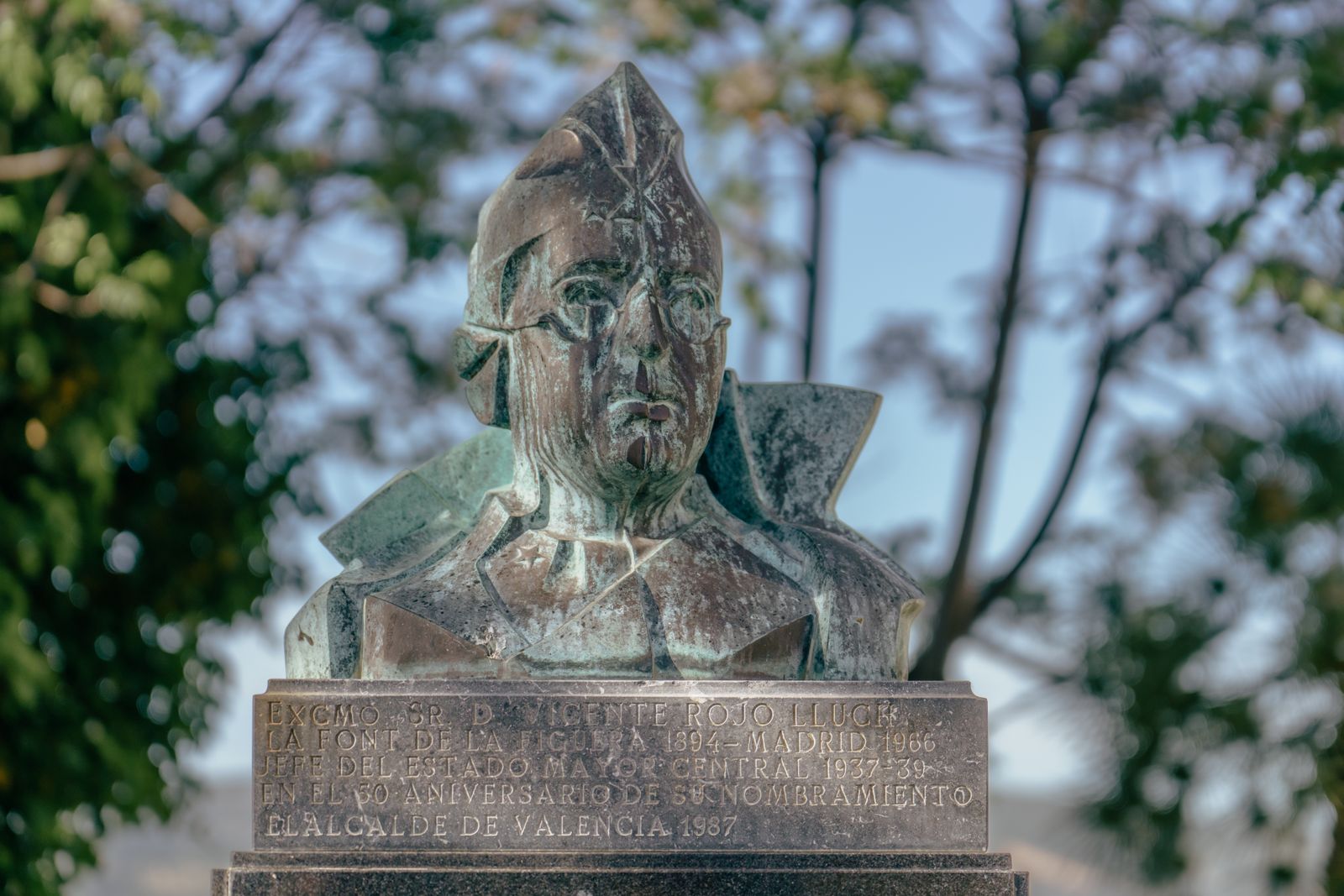 Bust del general Vicente Rojo en el passeig del seu nom de la Font de la Figuera, obra de l’escultor valencià Nàssio Bayarri