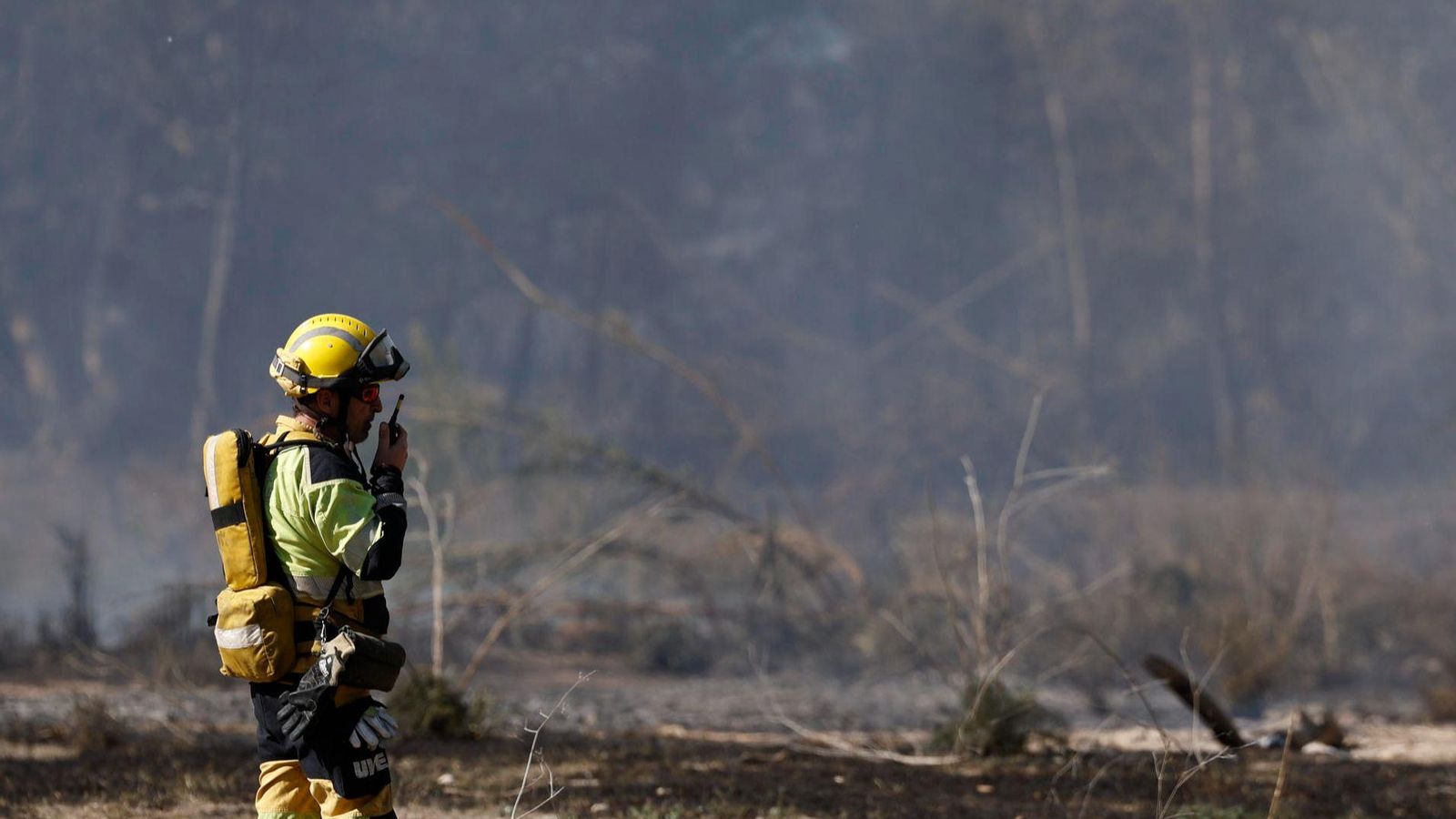 Un dels efectius que va treballar este cap de setmana en l'incendi de Riba-roja de Túria parla amb l'intercomunicador durant les tasques d'extinció