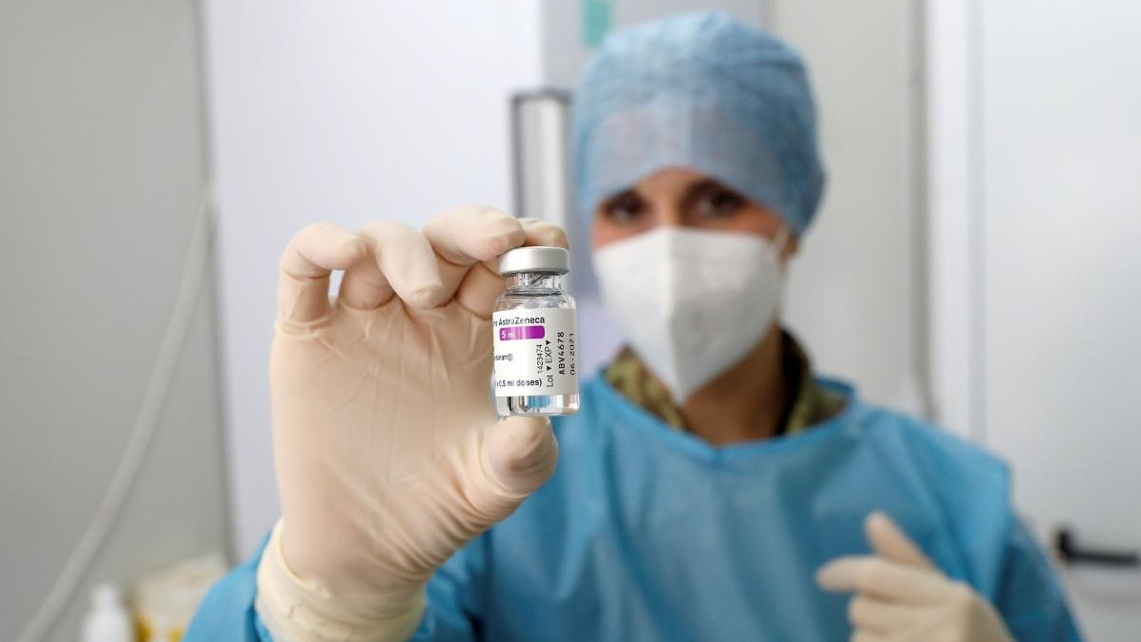 Una infermera italiana mostra un vial de la vacuna d'AstraZeneca