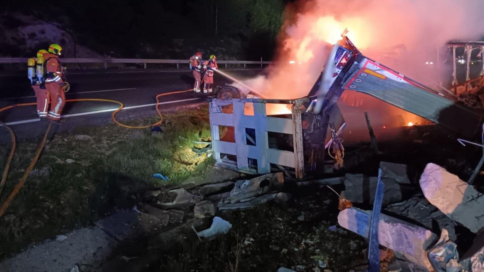 Els bombers sufoquen les flames del camió accidentat a Setaigües