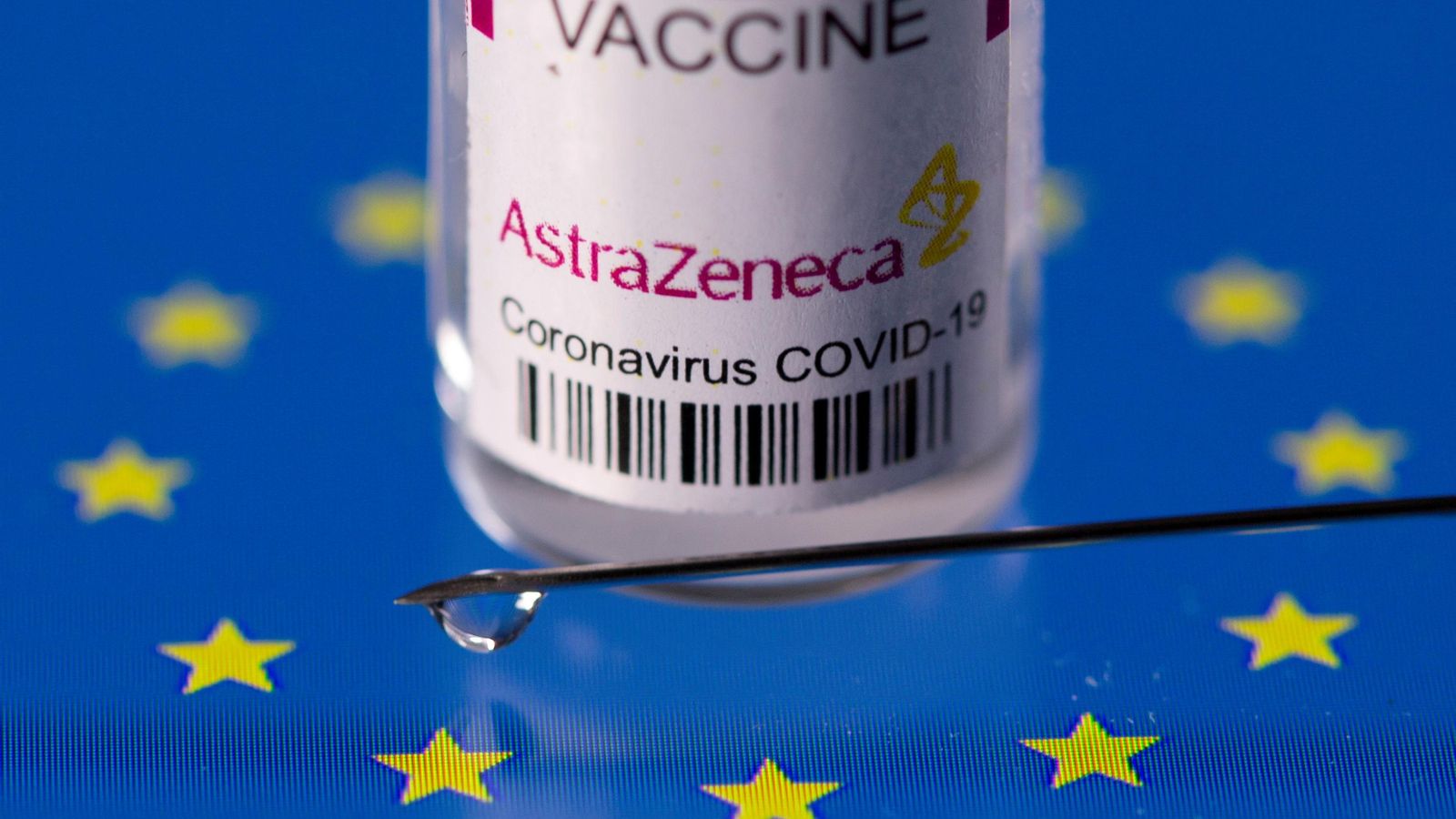 Il·lustració d'una vacuna d'AstraZeneca col·locada en la bandera de la UE