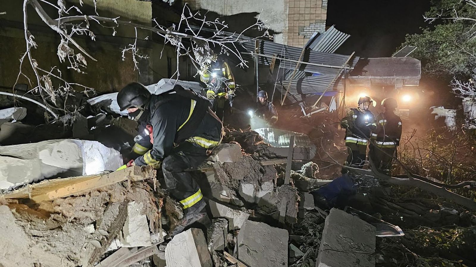 Efectius de rescat ucraïnesos treballen en el lloc de l'impacte d'un coet a Kramatorsk, regió de Donetsk