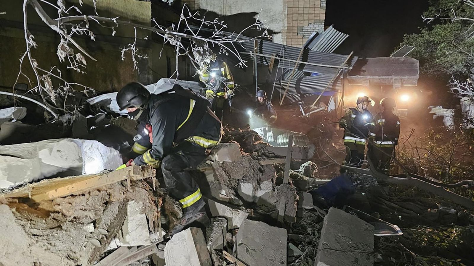 Diversos efectius de rescat ucraïnesos treballen en el lloc de l'impacte d'un coet a Kramatorsk, regió de Donetsk Efectius de rescat ucraïnesos treballen en el lloc de l'impacte d'un coet a Kramatorsk, regió de Donetsk
