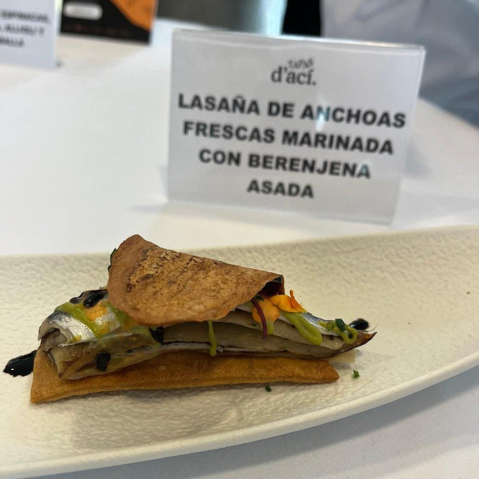 Lasanya d'anxoves fresques marinada amb albergínia