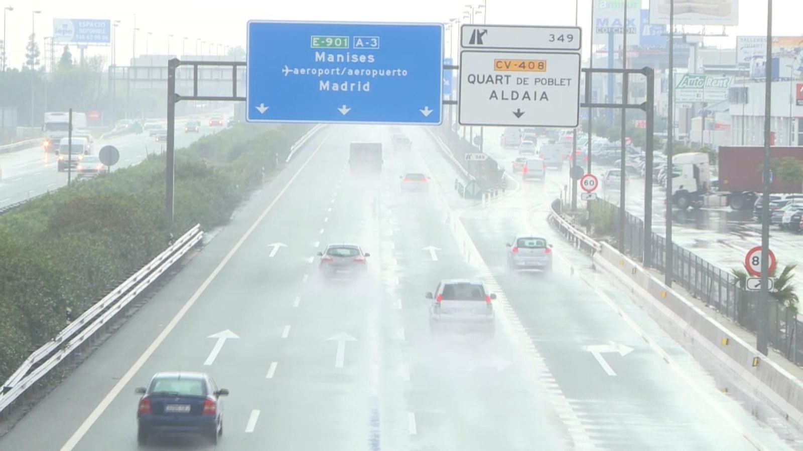 Un dels accesos a la ciutat de València, on la pluja complica la circulació aquest dimecres