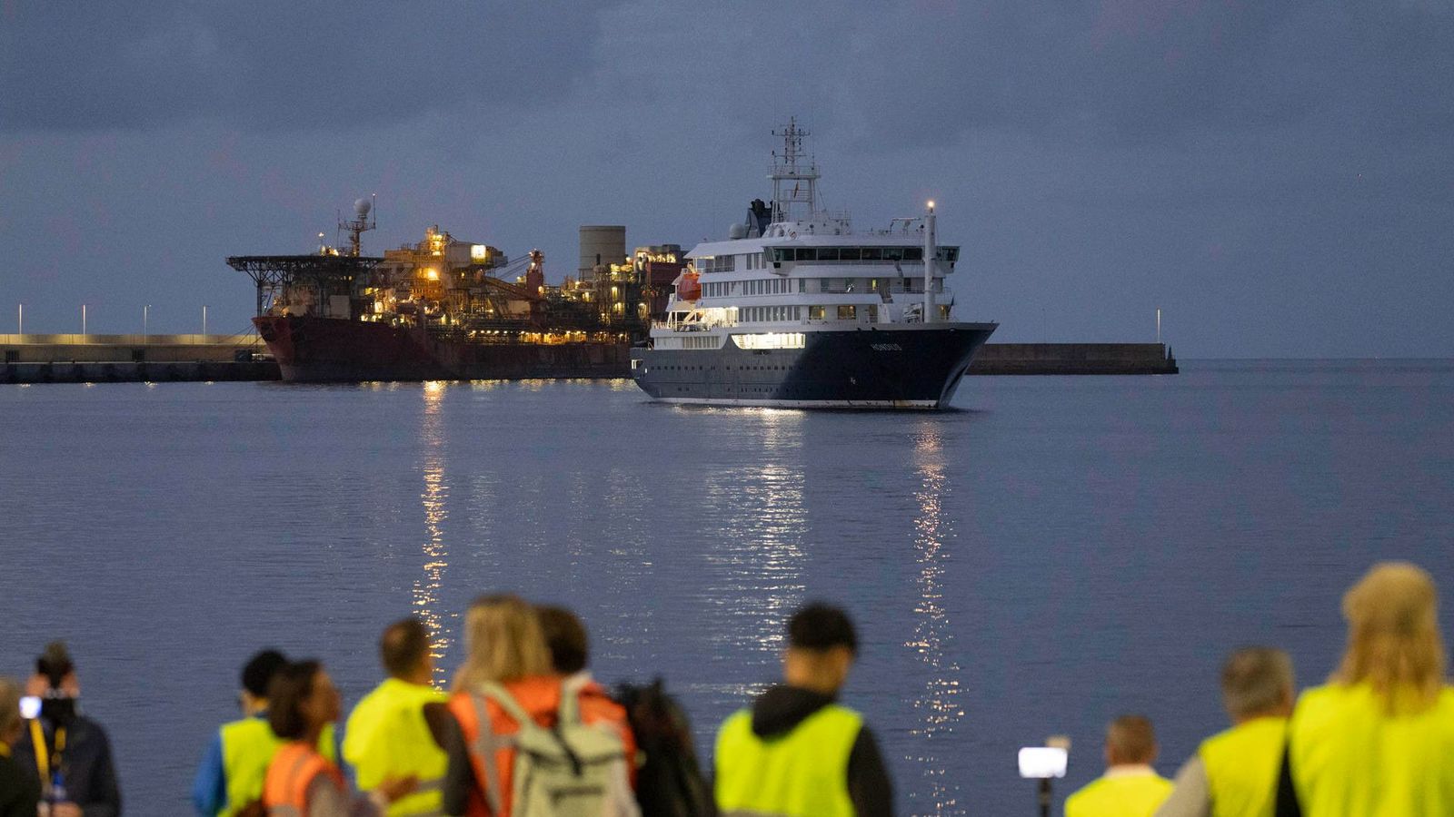 L'Hondius al port de Granadilla a primeres hores del matí