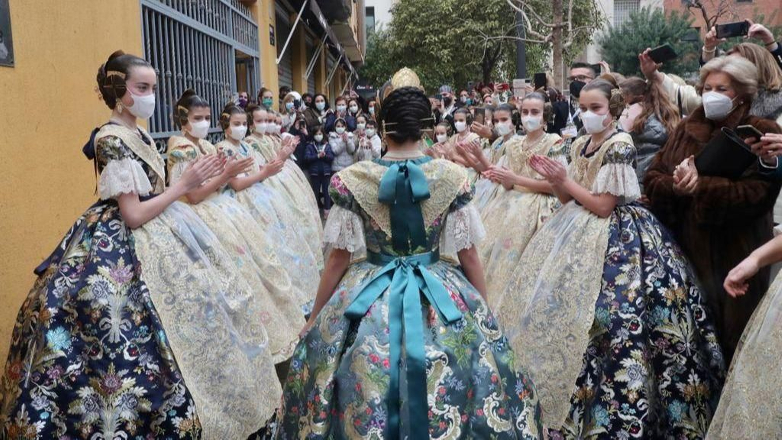 L'espolí de la fallera major infantil, vist des de darrere