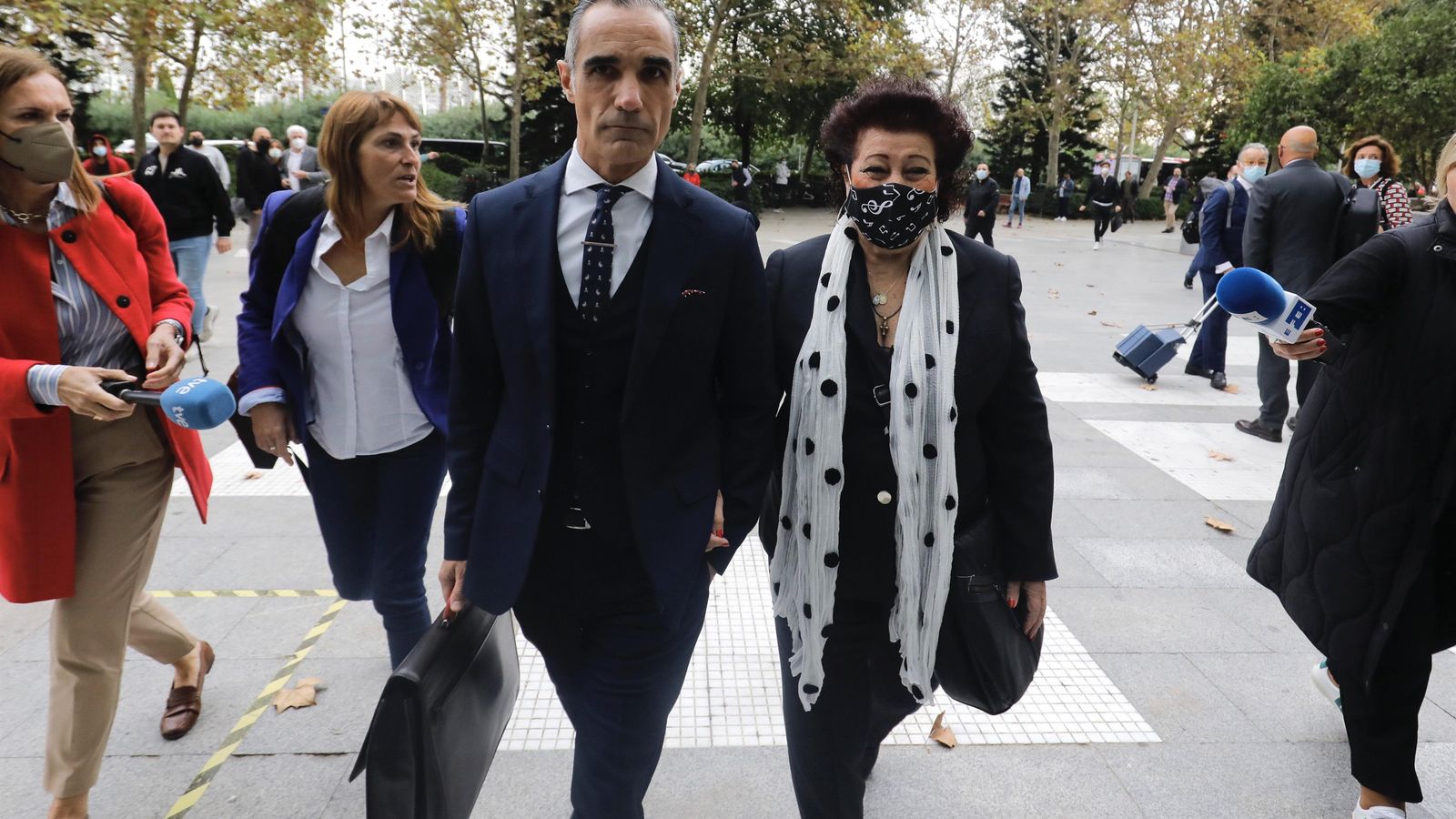 Consuelo Ciscar acompanyada del seu advocat a l'entrada dels jutjats