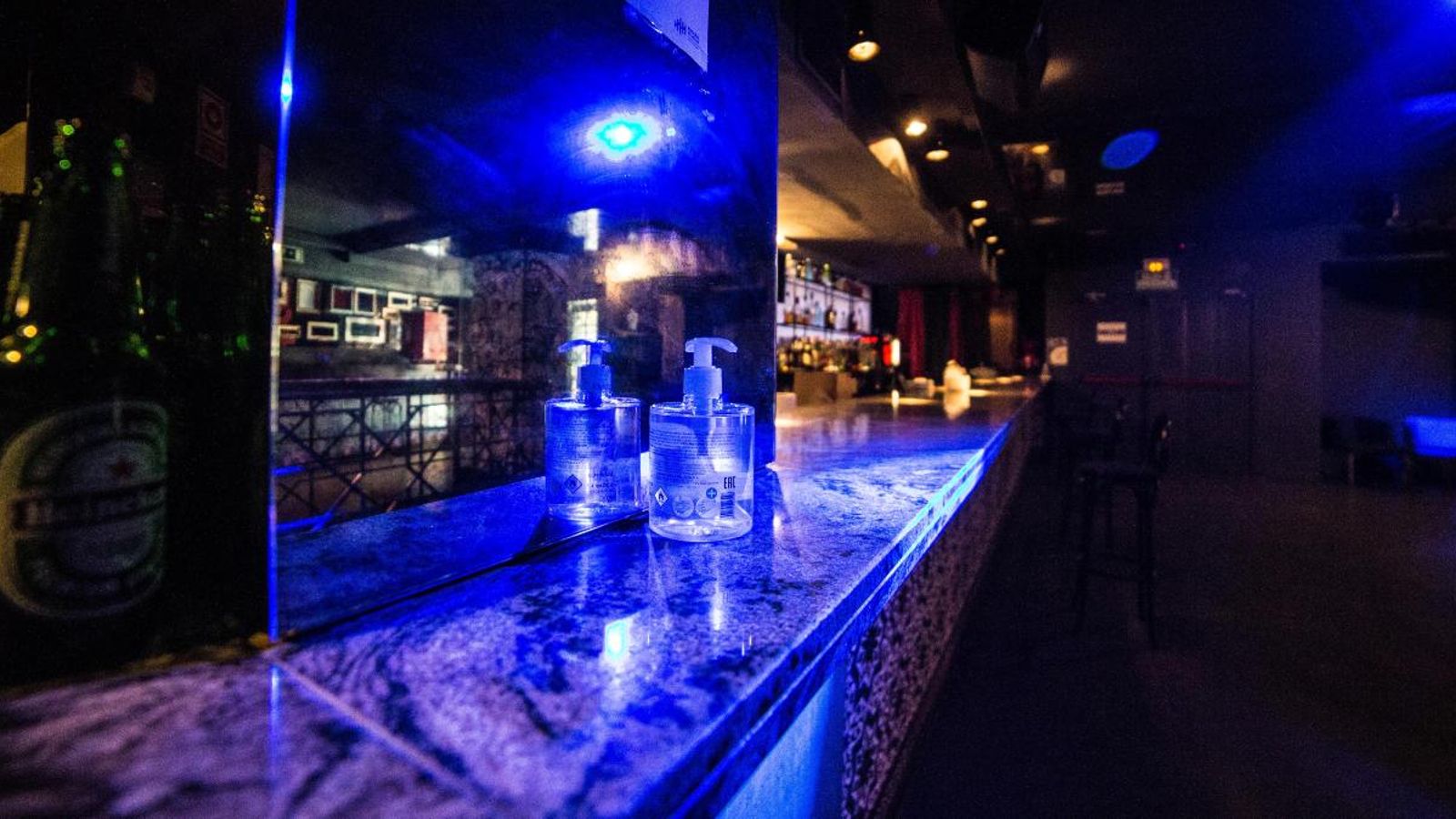 Gel hidroalcohòlic a la barra d'una discoteca