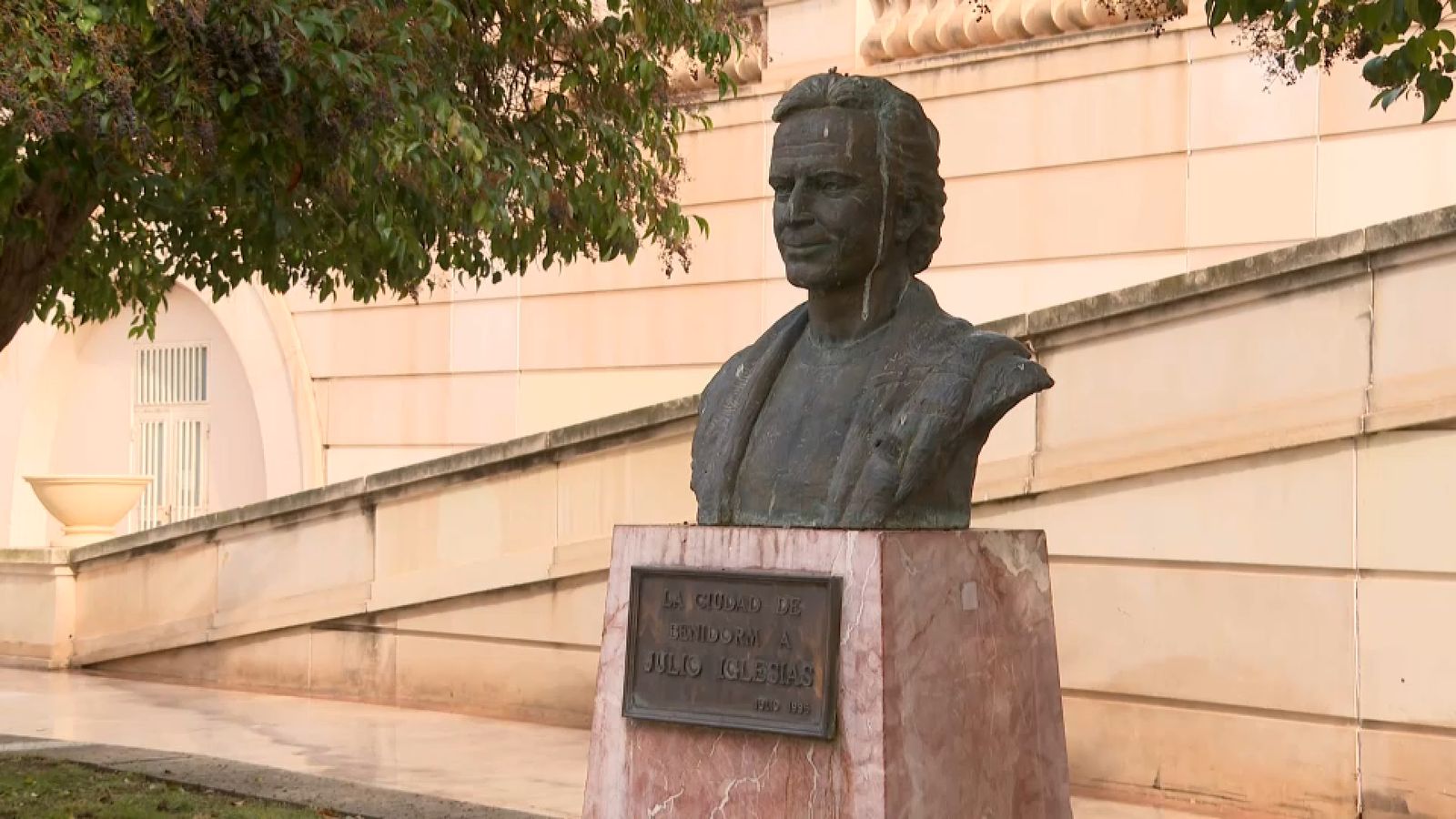 Bust de Julio Iglesias que està erigit a Benidorm
