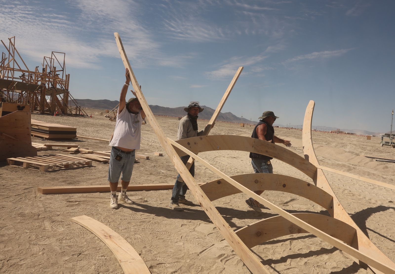 Un equip valencià construïx el temple del Burning Man al desert de Black Rock a Nevada / Michael Fox