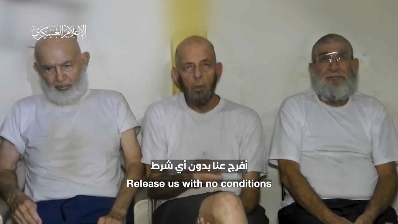 Captura d'una imatge del vídeo de Hamàs amb tres ostatges demanant l'alliberament