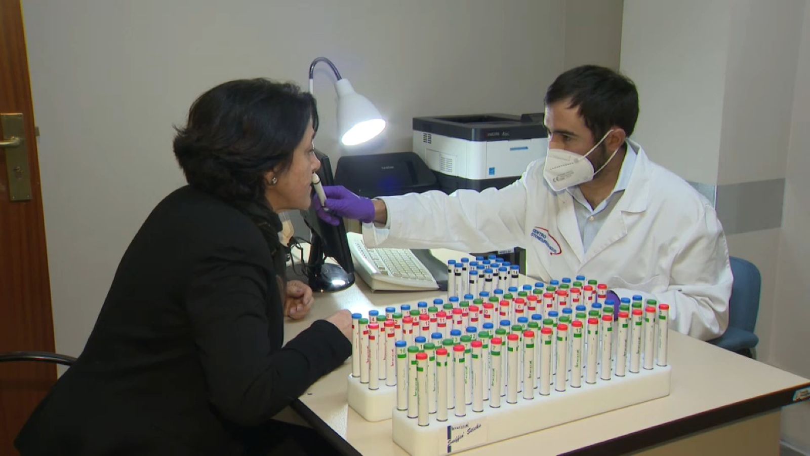 Una pacient d'una teràpia de recuperació del sentit de l'olfacte