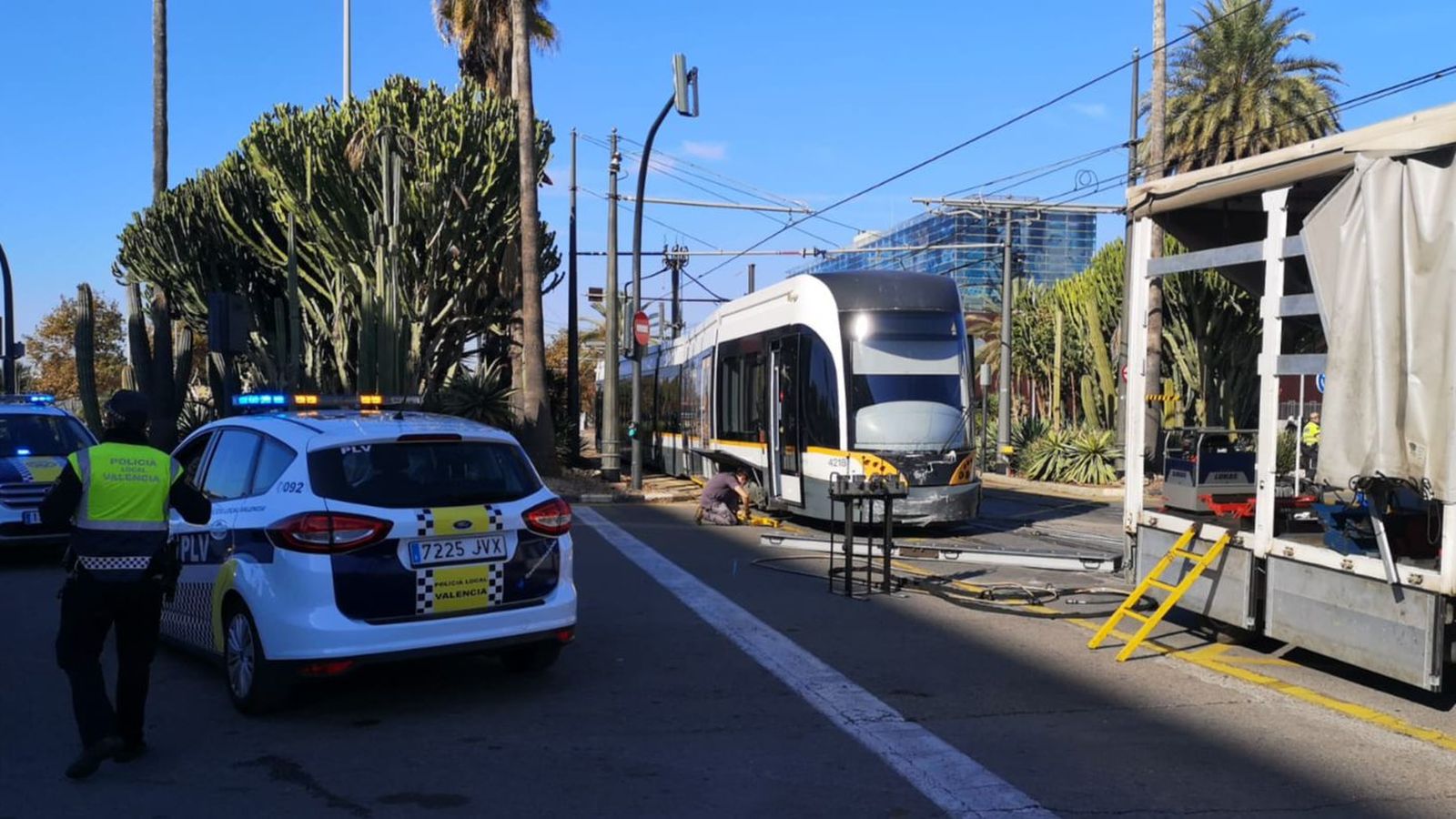 L'impacte d'un vehicle contra un tramvia ha provocat el seu descarrilament