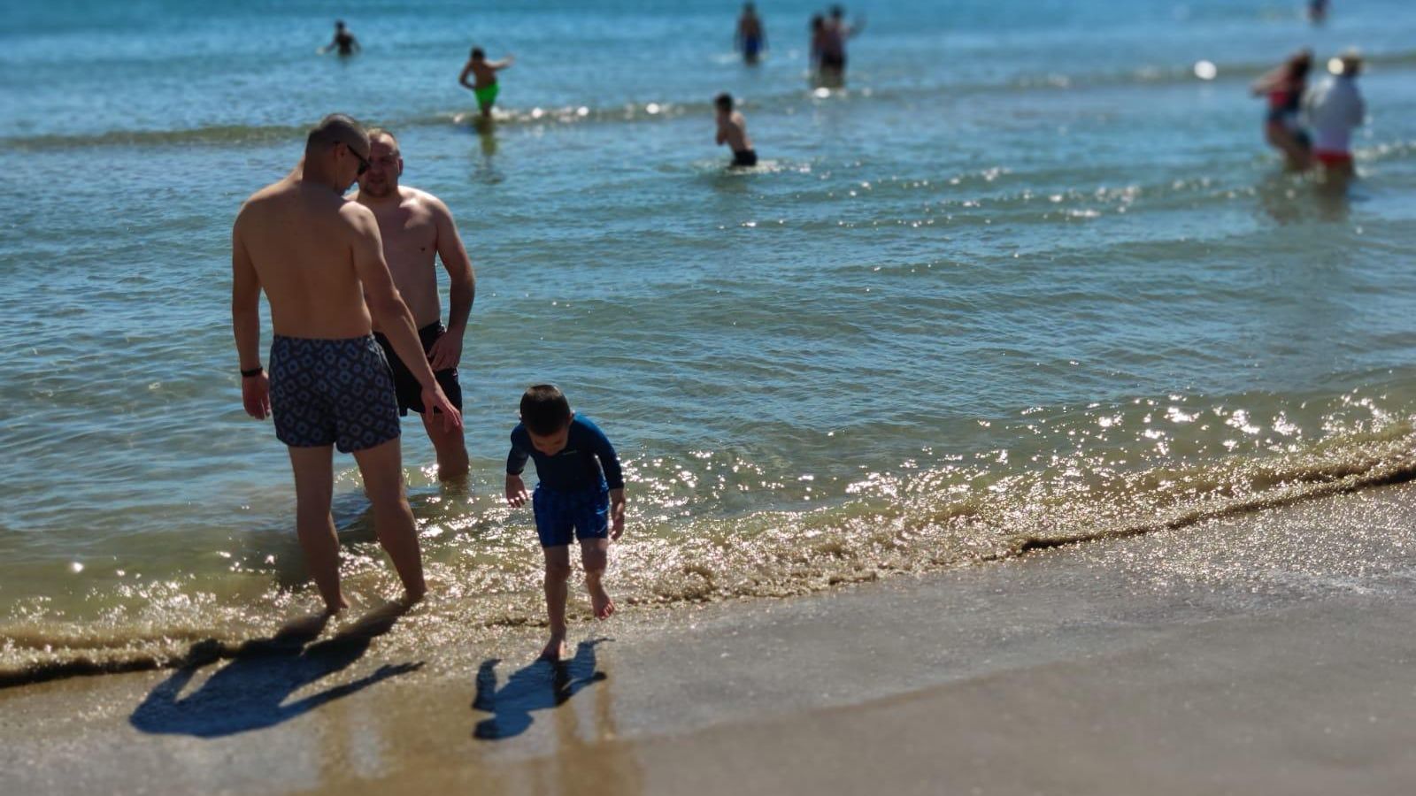 Banyistes a la platja del Cabanyal a València aquest diumenge