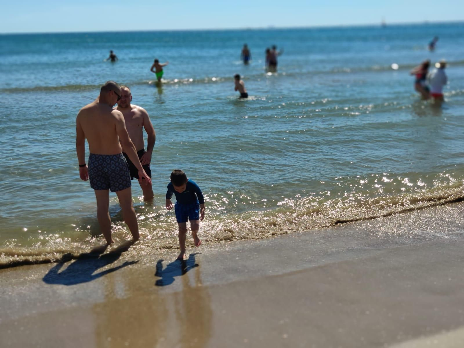 Banyistes a la platja del Cabanyal a València aquest diumenge