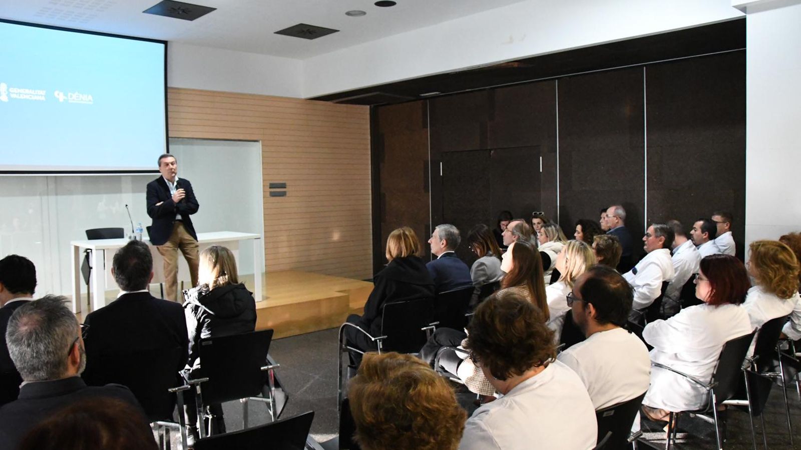 El conseller de Sanitat durant la visita a l'Hospital de Dénia en el primer dia de gestió directa