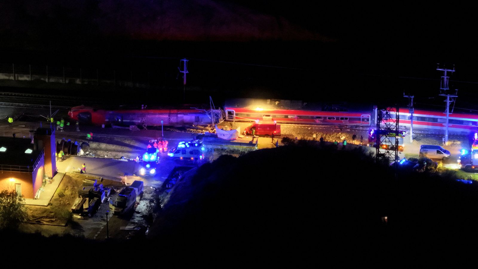 Panoràmica del lloc de l'accident a Adamuz, Còrdova, esta matinada